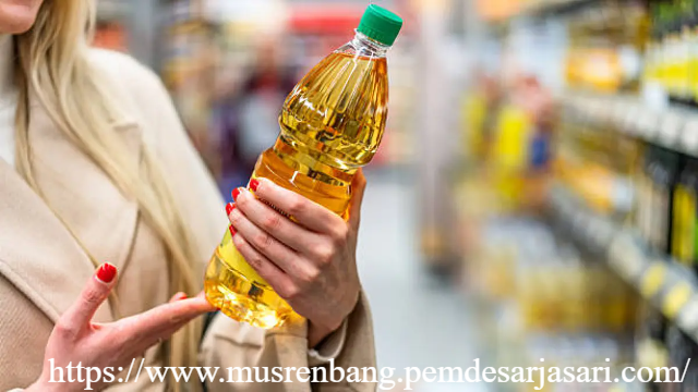 Harga Minyak Goreng Naik, Tertinggi Tembus Rp60 Ribu per Liter - Harga minyak goreng naik secara signifikan di berbagai daerah, dengan posisi tertinggi menembus Rp60.000 per liter. Lonjakan ini menjadi beban tambahan bagi rumah tangga dan pelaku usaha kecil menengah.